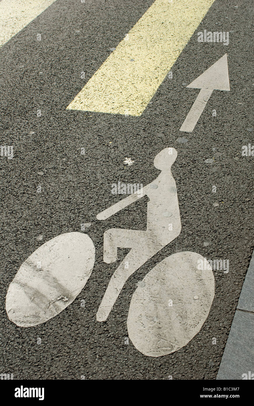Strassenkennzeichnung zeigt einen Radweg auf einer Straße in Lille Frankreich Stockfoto