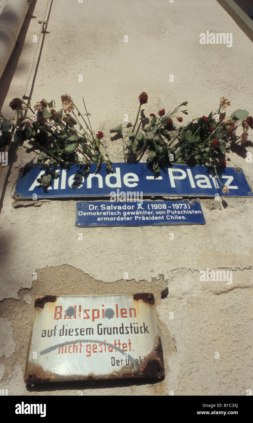 Rosen, platziert auf das Straßenschild der Allende-Platz in Gedenken an Salvador Allende in Hamburg, Deutschland Stockfoto