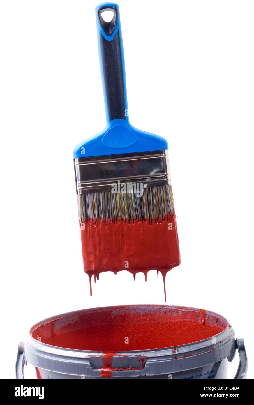 Pinsel in roter Farbe und Farbtopf getaucht Stockfoto