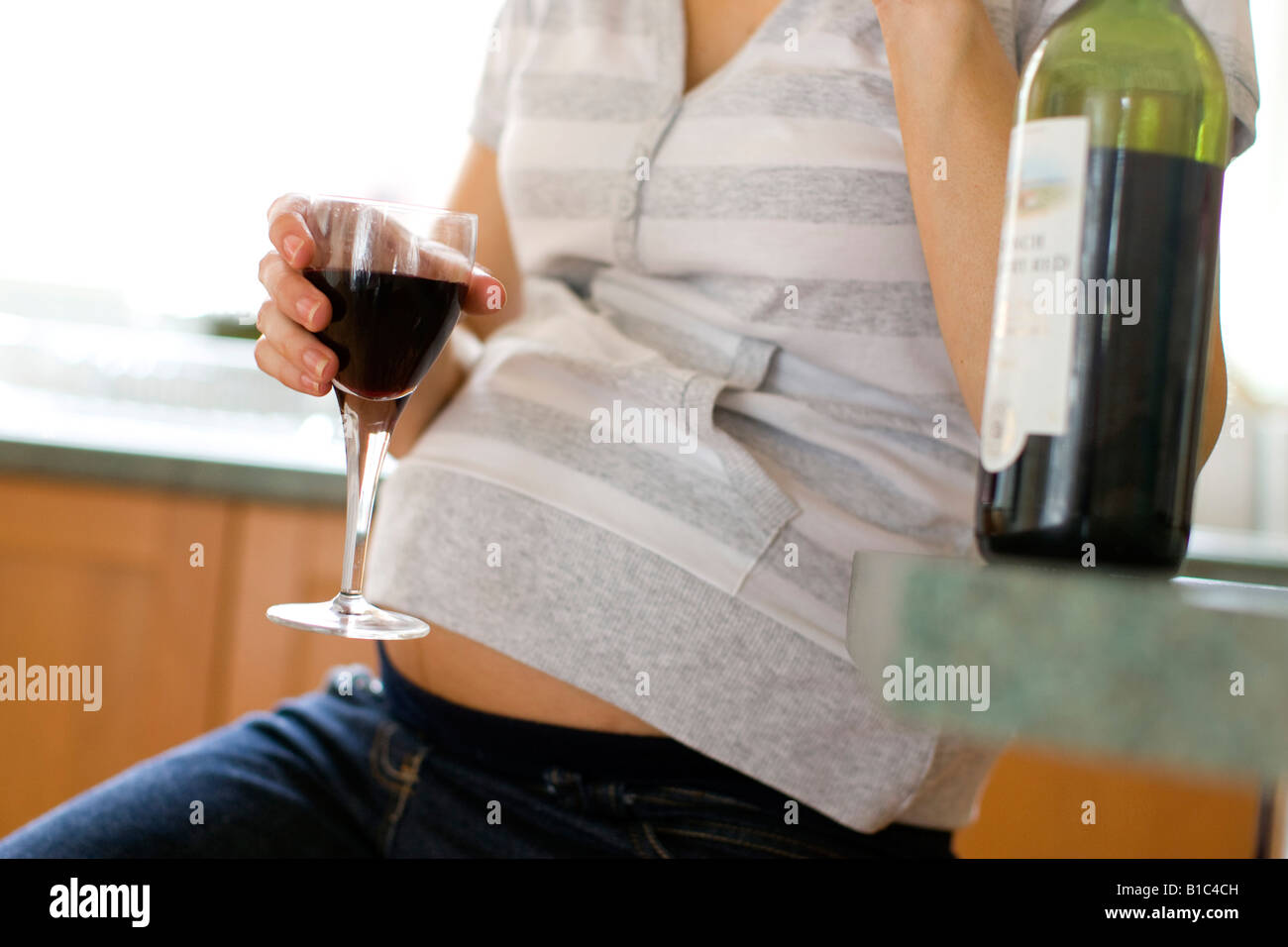 Suche schwangere trinken Wein besorgt Stockfoto
