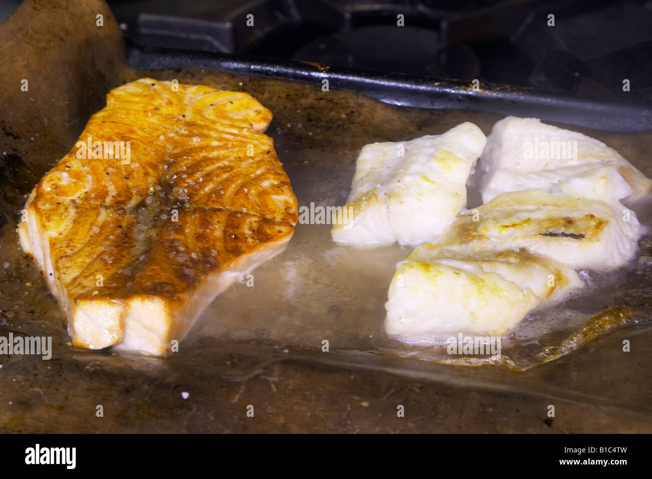 Fisch kochen auf einem Backblech Stockfoto