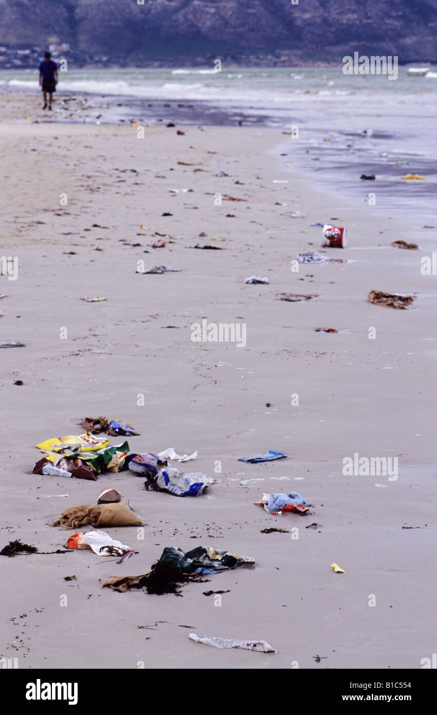 Kapstadt, Südafrika, Landschaft, Kunststoffverschmutzung, Erwachsener, der am Strand Der Strand spazieren geht, Lebensmittelverpackungen nach dem Sturm Stockfoto