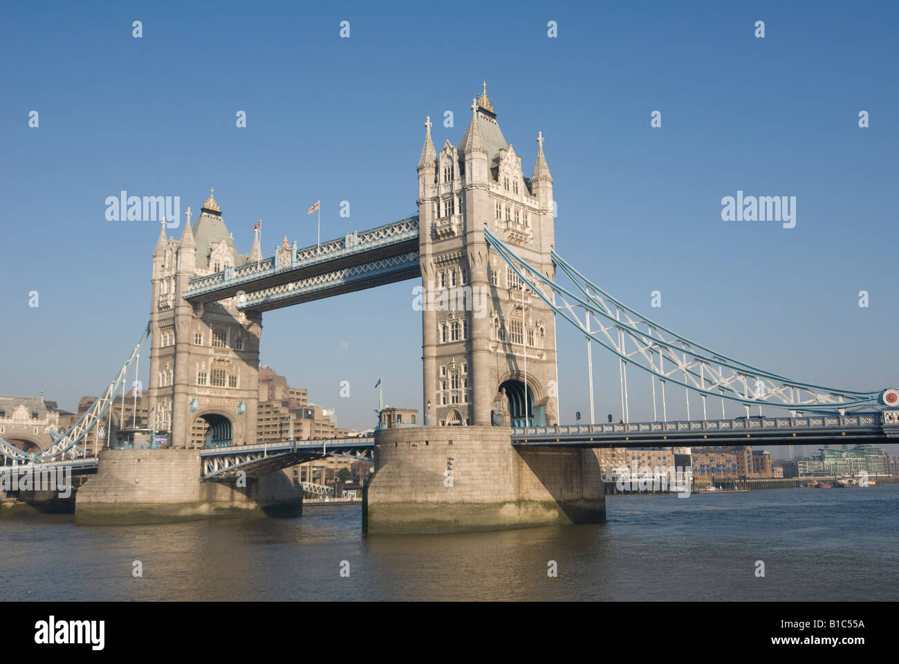 Tower Bridge, die die Themse in der englischen Hauptstadt London überspannt. Stockfoto