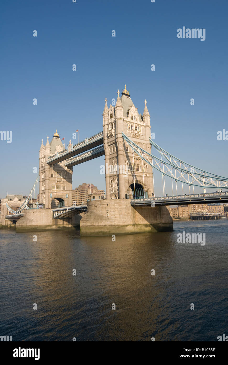 Tower Bridge über der Themse in der Hauptstadt London, England. Stockfoto