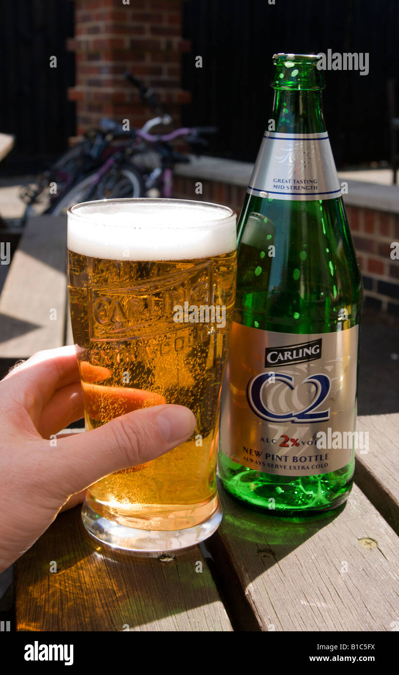 Carling C2 geringer Festigkeit Lager 2 Prozent Alkohol mit Fahrrädern im Hintergrund Country-pub Stockfoto