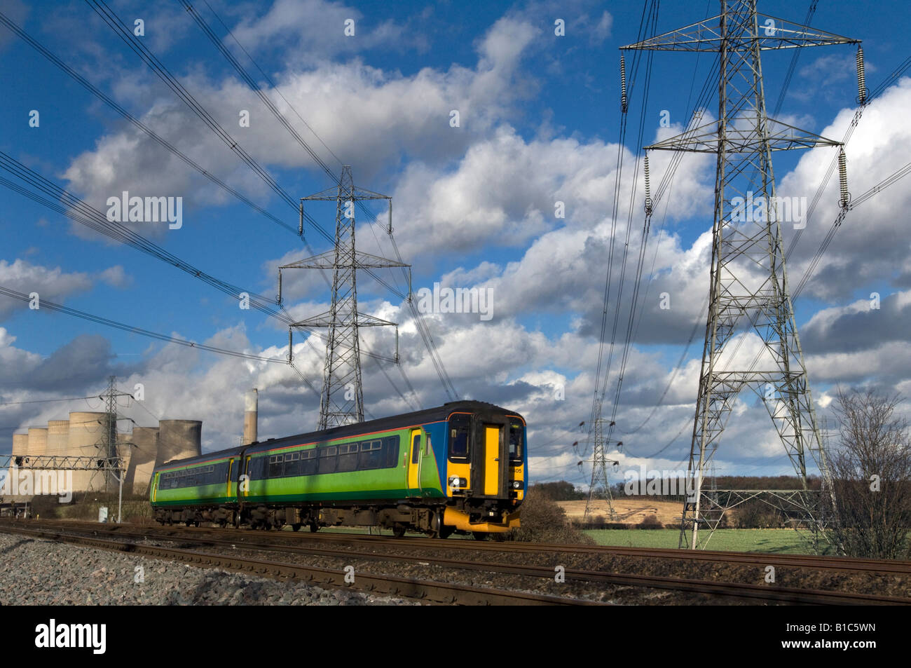 Eine East Midlands Züge Midland Mainline Klasse 156 zwei Trainer-s-Bahn führt E.ON Kraftwerk Kühltürme und Pylone Stockfoto