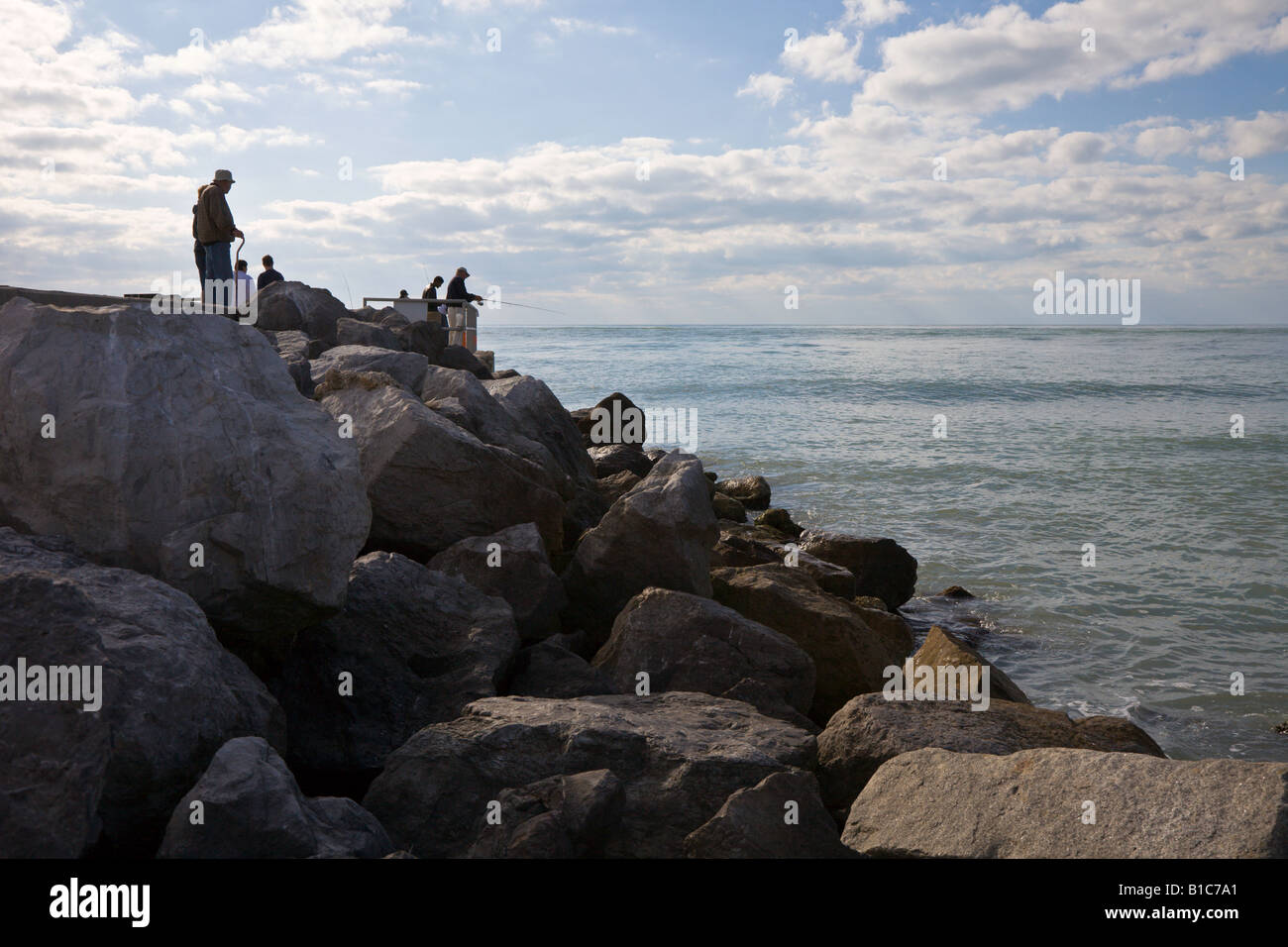 Touristen, die Angeln am Fels Steg am südlichen Ende des langen Schlüssel, Florida, USA Stockfoto