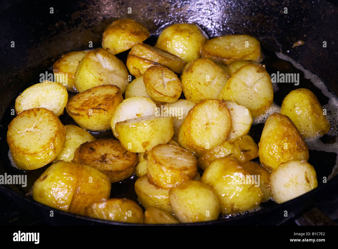 Kartoffeln kochen in einer Pfanne Stockfoto