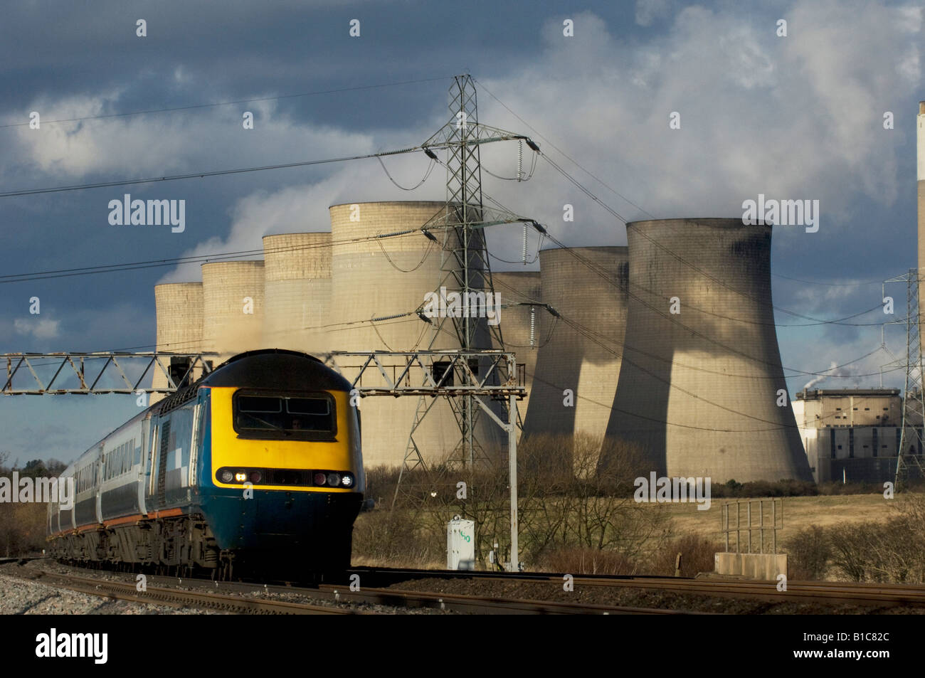 Eine East Midlands Züge High Speed Train weitergibt Soar Kohle befeuerten Kraftwerk die Kühltürme des E.ON Ratcliffe. Stockfoto