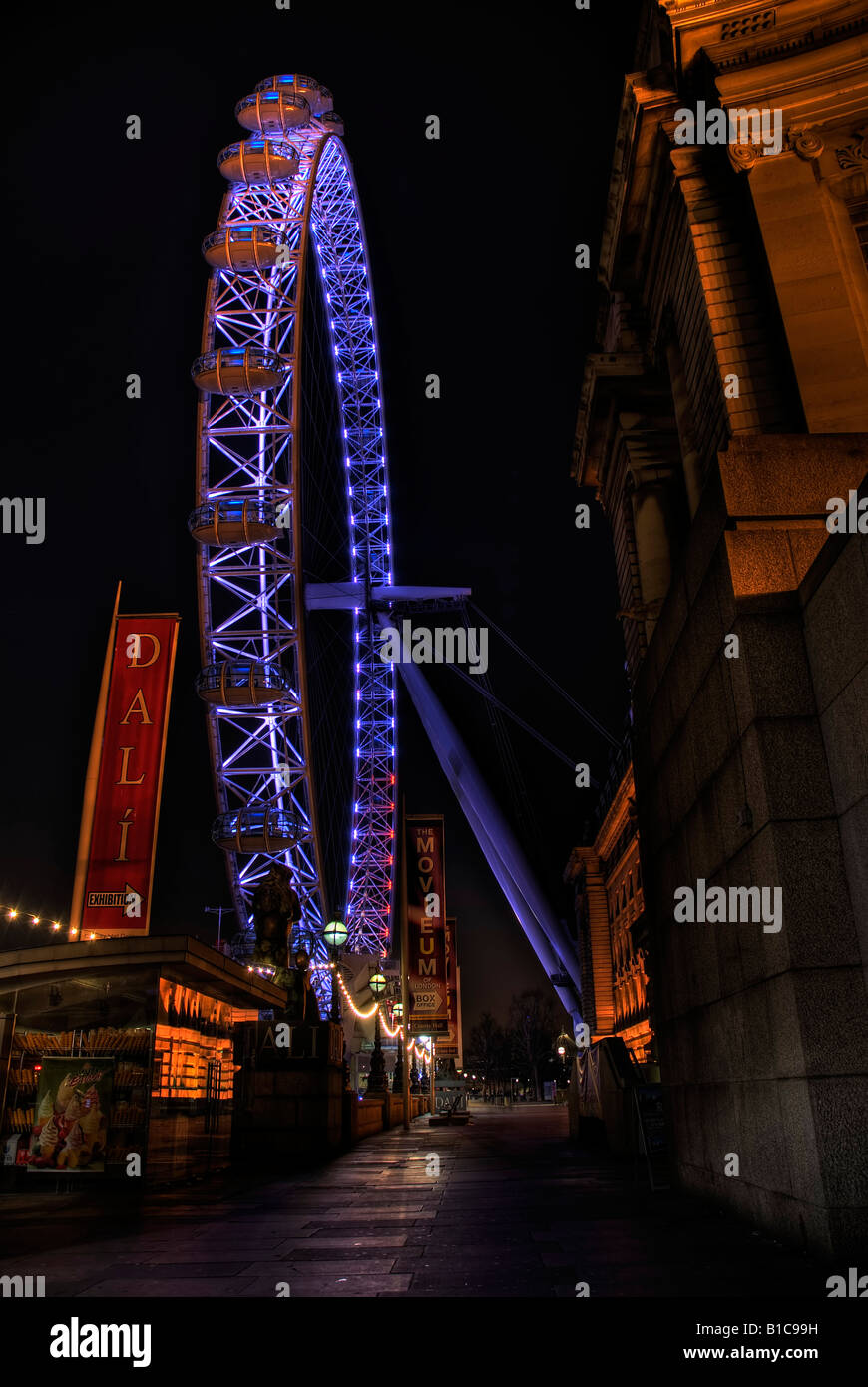 Das London Eye bei Nacht Stockfoto