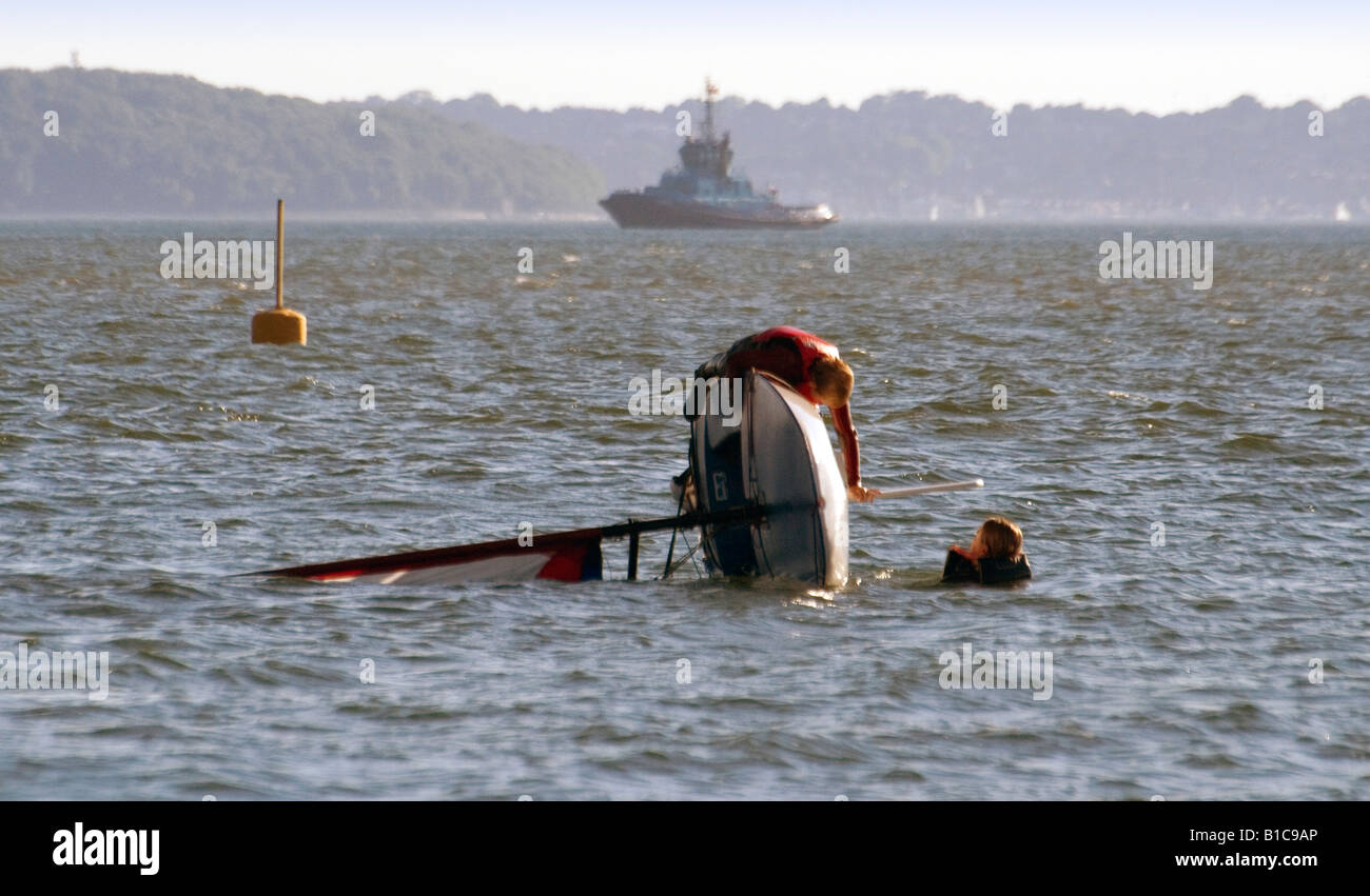 Kleines Segelboot umkippen im Solent. Lee auf dem Solent genommen Stockfoto