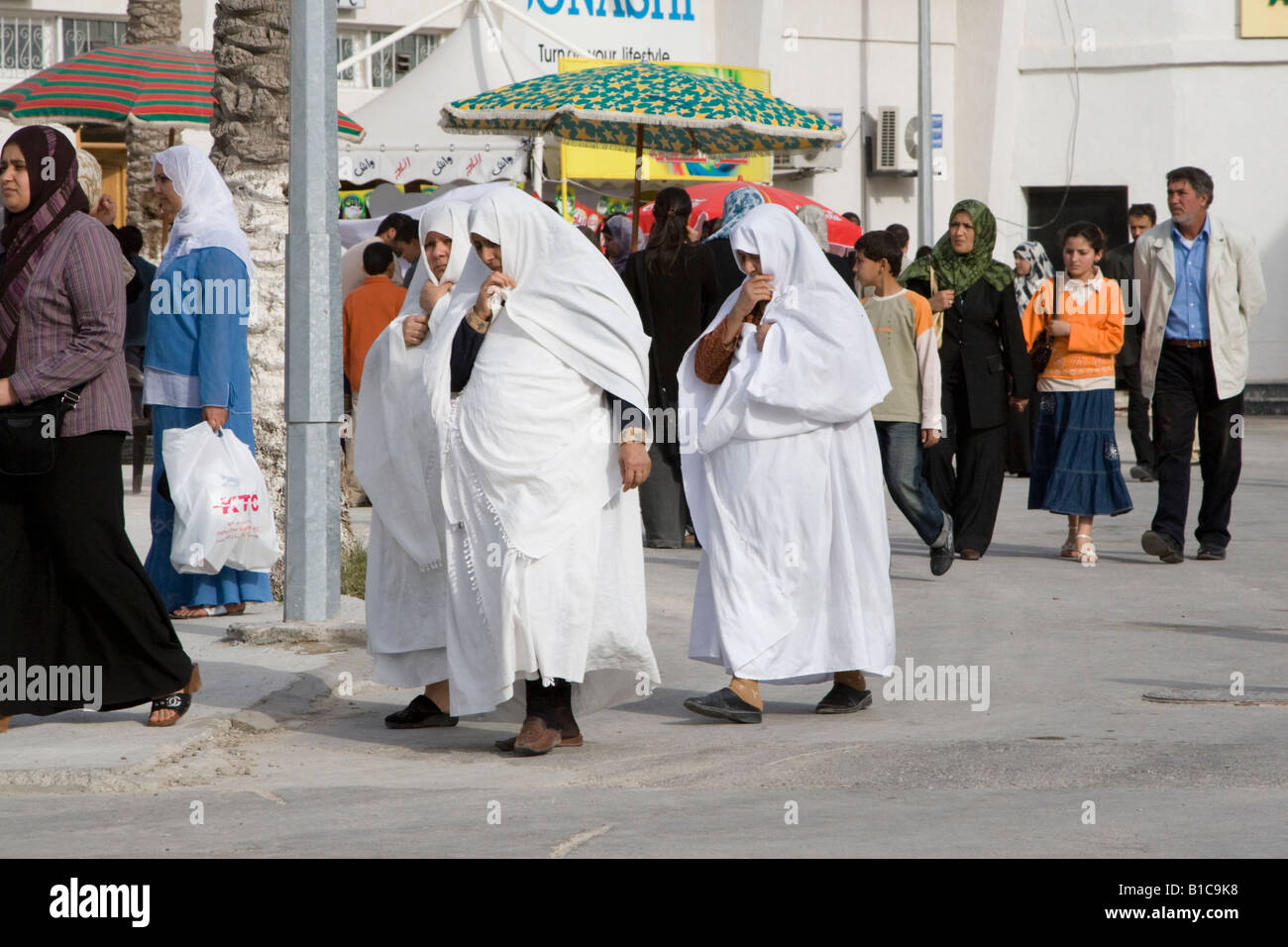 Tripoli, Libyen, Nordafrika. Ältere libysche Frauen tragen traditionelle Furashiyas, ein Licht weißen Gewand. Stockfoto
