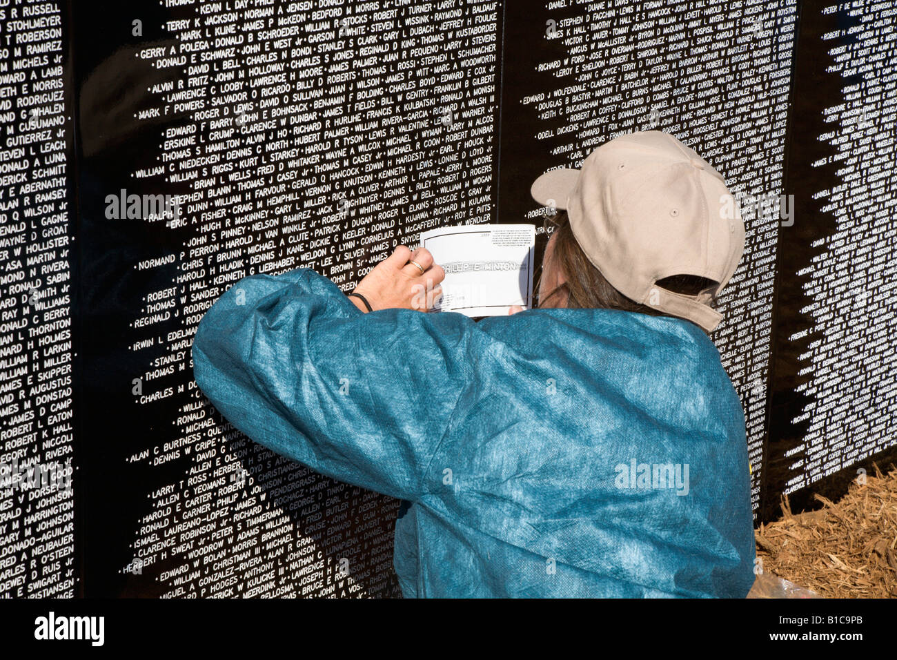 Familienangehöriger eines gefallenen Soldaten in Vietnam-Krieg macht Eindruck des Namens auf Reisen Mauer der Erinnerung Stockfoto