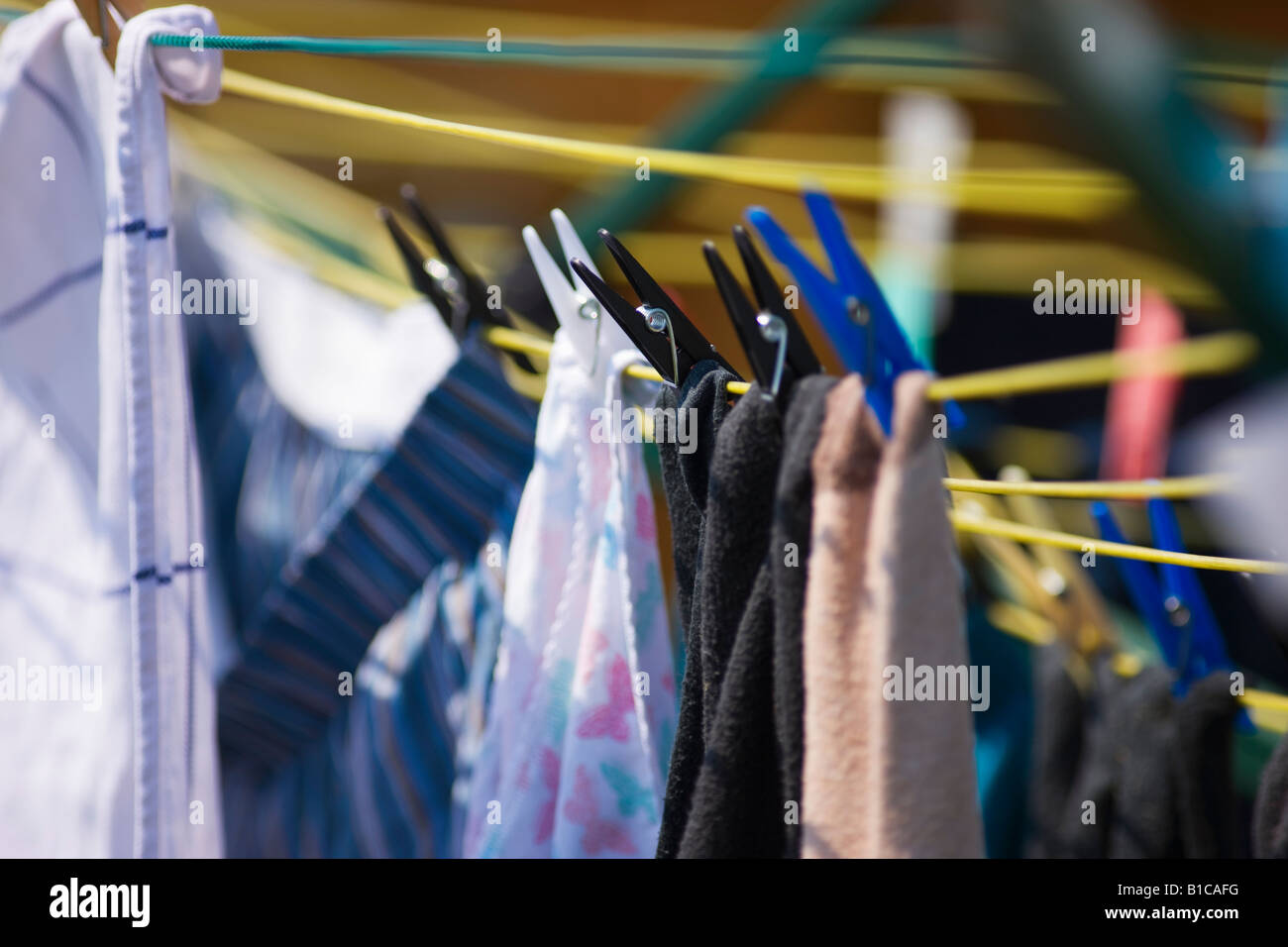 Wäsche auf der Linie zum Trocknen aufhängen Stockfoto