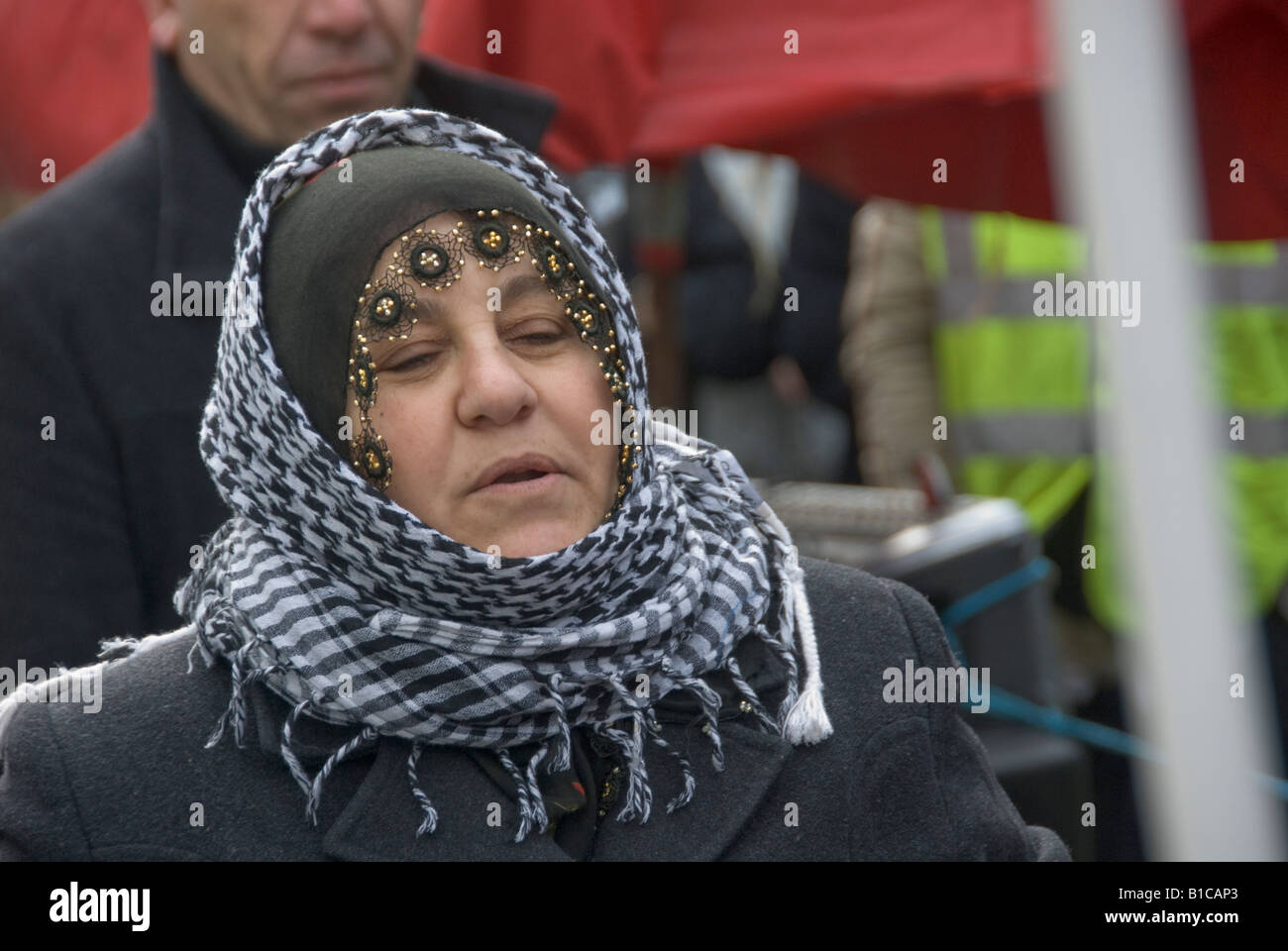 Kurdische Frau im Norden London März Freilassung Öcalans aus dem türkischen  Gefängnis trägt Perlen Fransen Schleier und Schal Stockfotografie - Alamy