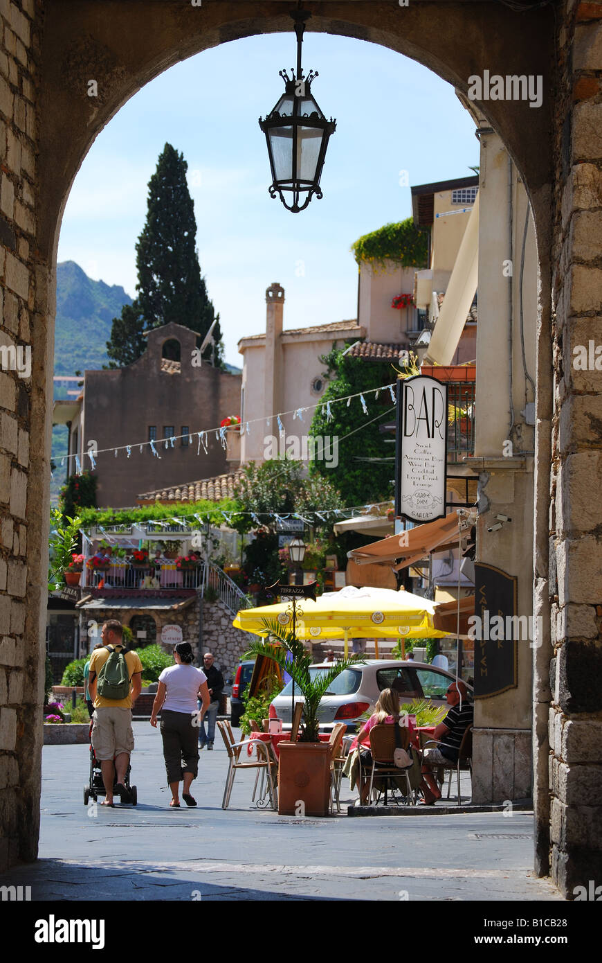 Altes Stadttor, Corso Umberto I, Taormina, Provinz Messina, Sizilien, Italien Stockfoto