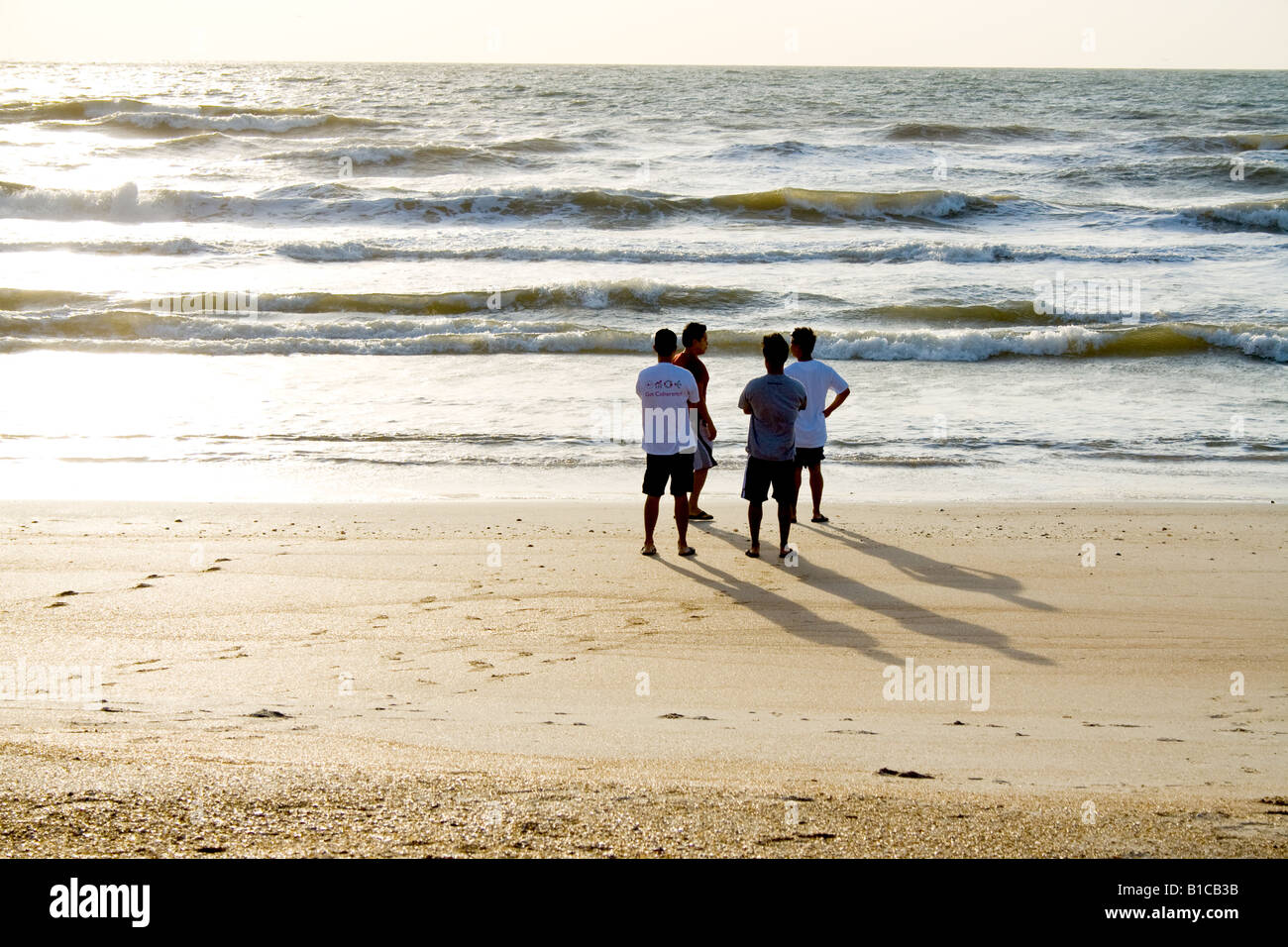 Foto von vier jungen asiatischen Männer stehen am Strand am Meer in Ponte Vedra Beach, Florida Stockfoto