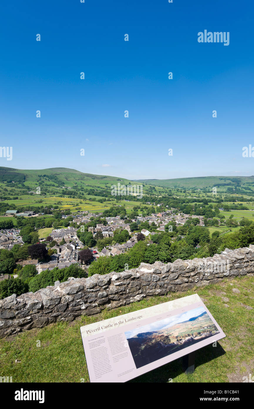 Blick von den Mauern des Schlosses Peveril über Dorf Castleton, Peak District, Derbyshire, England, Vereinigtes Königreich Stockfoto