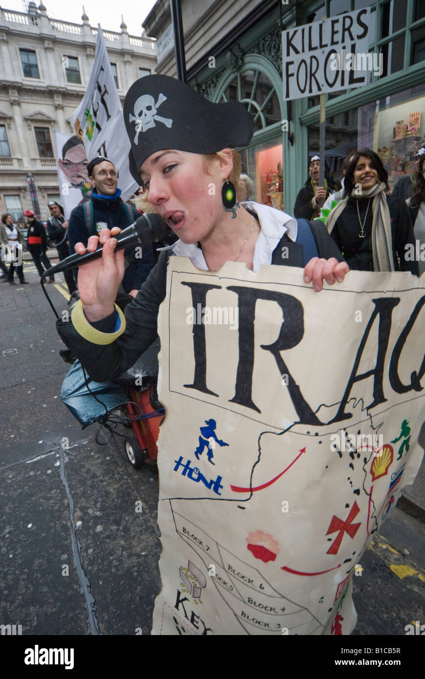 Hände weg von irakischen Öl Untergebene Action Tour durch London auf seiner Route durch das West End. Stockfoto