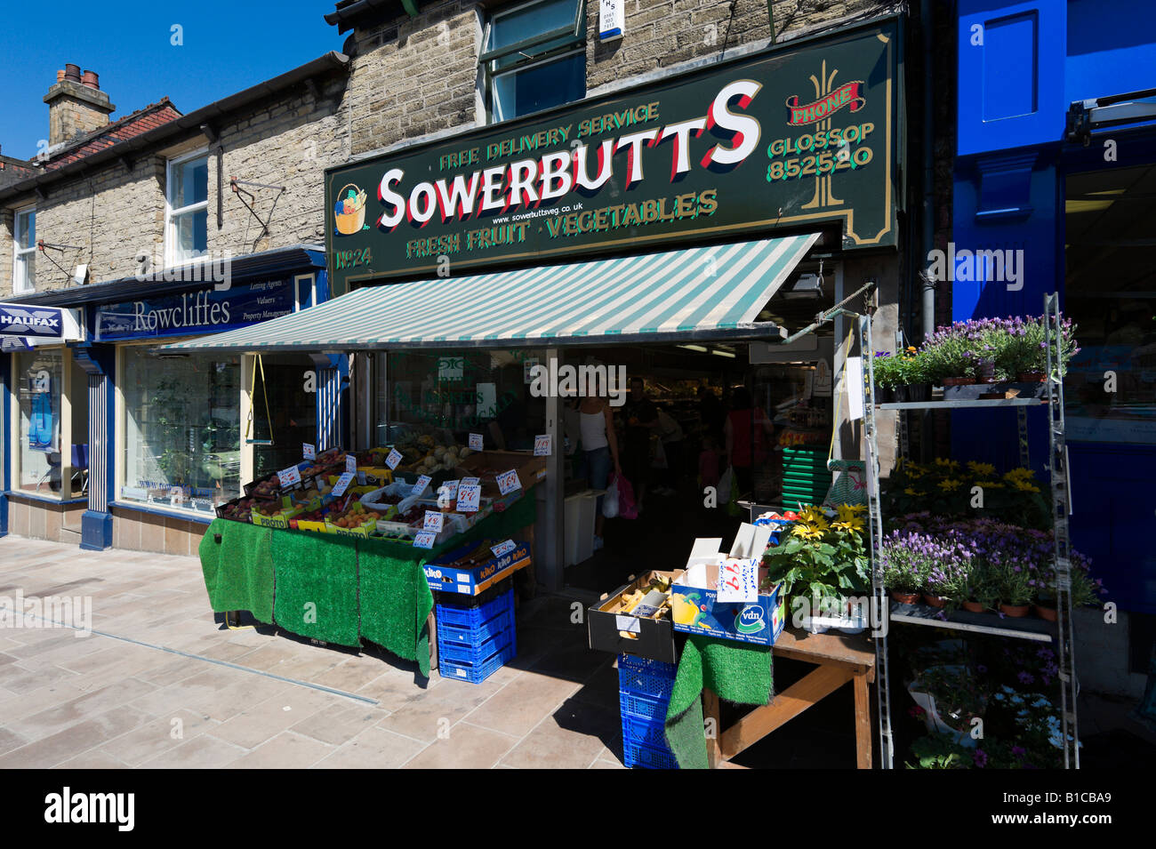 Gemüsehändler Shop im Stadtzentrum, Glossop, Peak District in Derbyshire, England, Vereinigtes Königreich Stockfoto