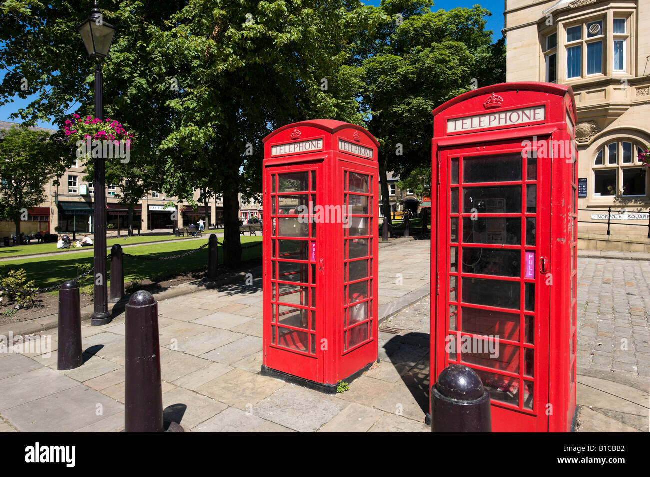 Rote Telefonzellen in der Stadt Zentrum, Norfolk Square, Glossop, Peak District, Derbyshire, England, Vereinigtes Königreich Stockfoto