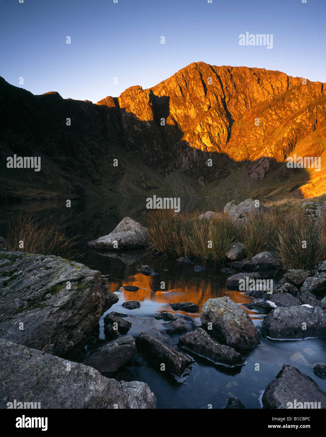 Sonnenaufgang am Llyn Cau, Cadair Idris.  Snowdonia-Nationalpark. Stockfoto