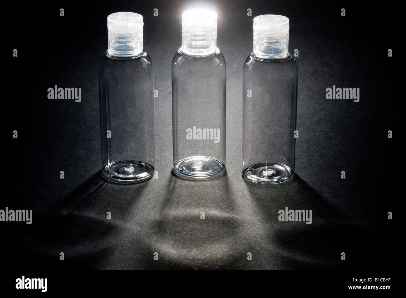 Drei leere durchsichtigen Kunststoff Reise-Dispenser-Flaschen Stockfoto