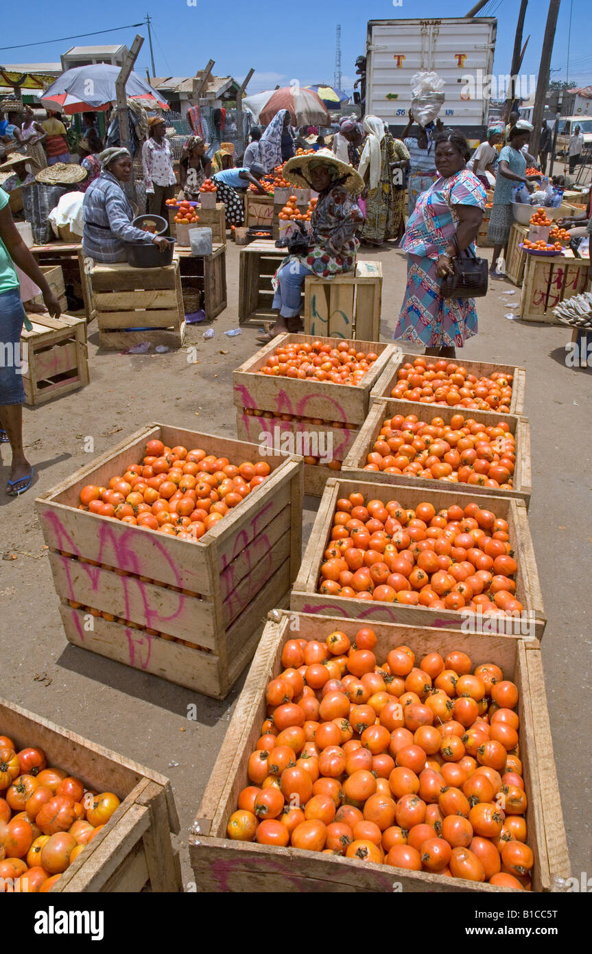 Importierten Tomaten aus Mali verkauft im Markt Viertel von Accra, Ghana Stockfoto