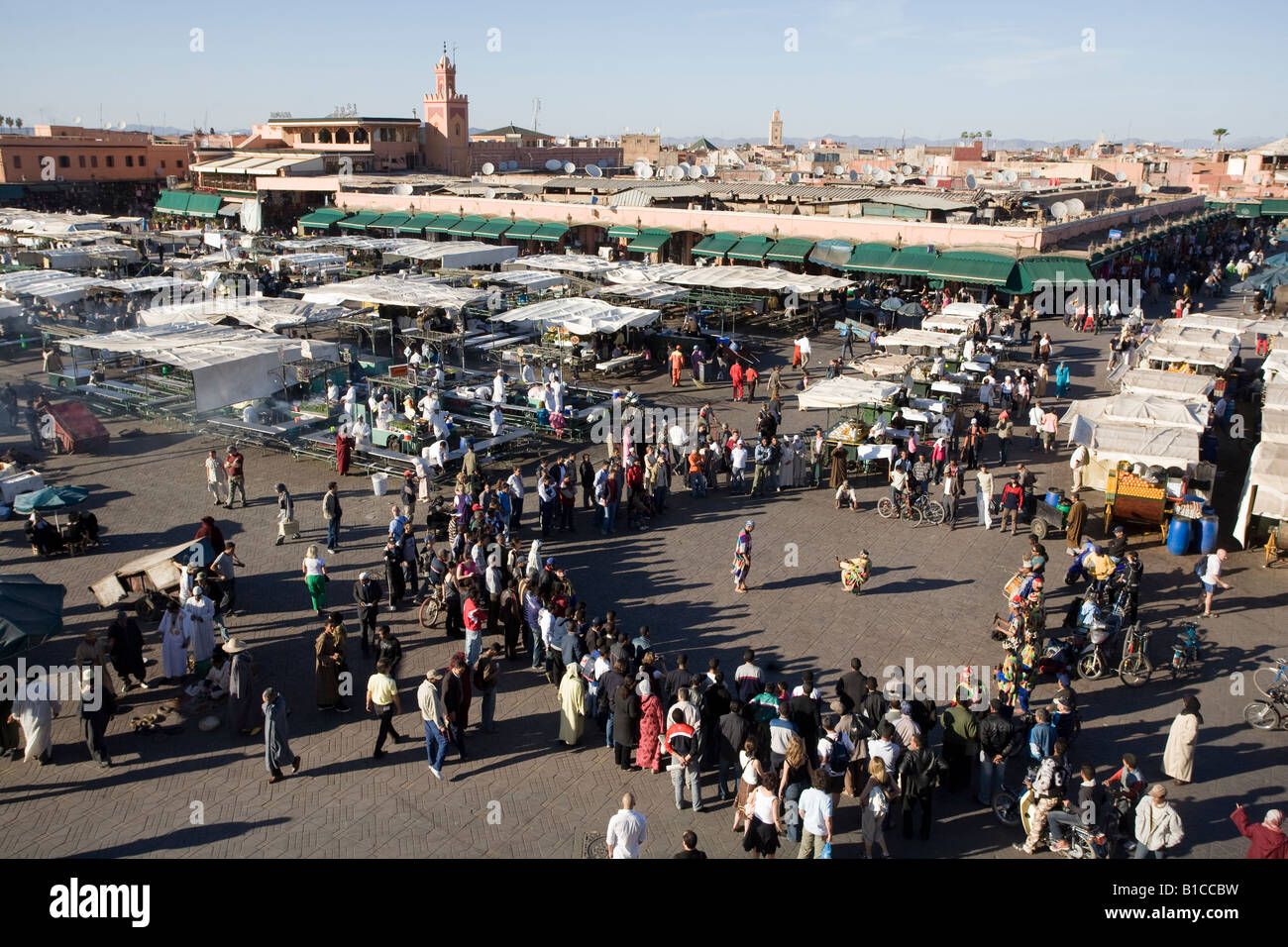 Publikum beobachten Tänzer. Djemaa El Fna in Marrakesch, Marokko Stockfoto