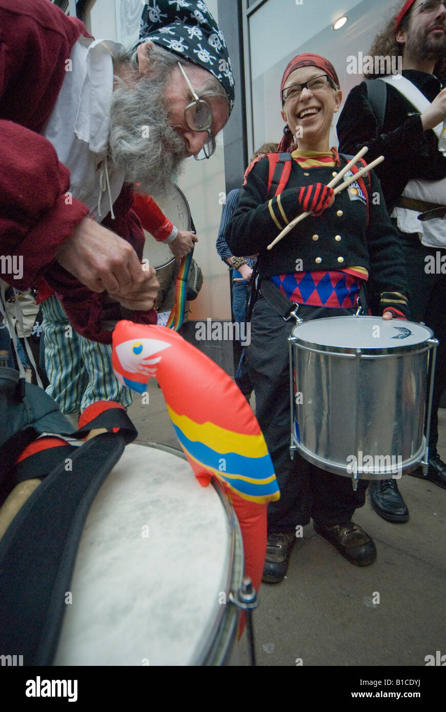 Hände weg von irakischen Öl Untergebene Action Tour durch London - Samba-Trommler, Piraten und Papageien Stockfoto