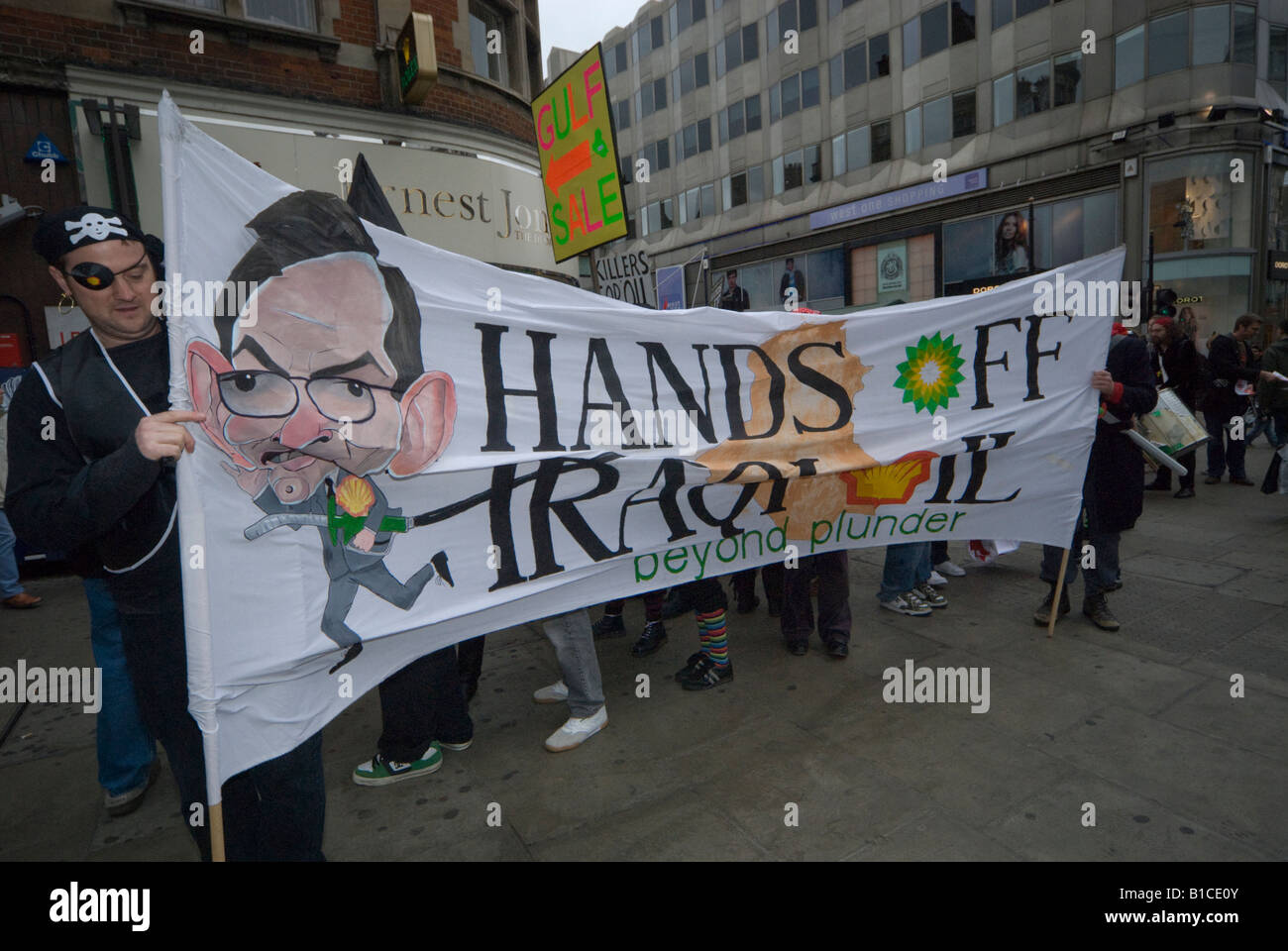 Hände weg von irakischen Öl Untergebene Action Tour durch London auf der Oxford Street Stockfoto