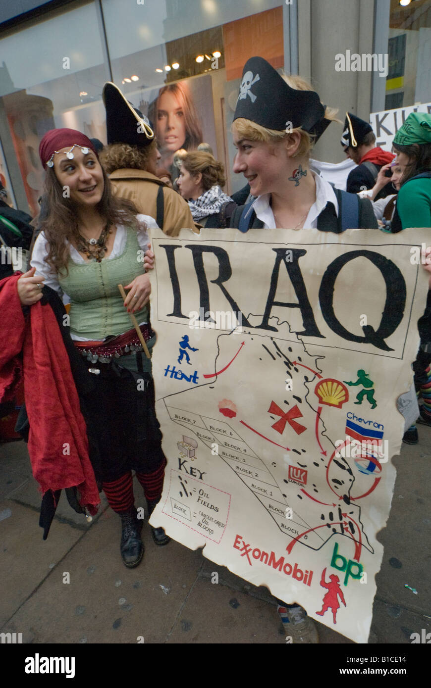 Hände weg von irakischen Öl Untergebene Action Tour durch London besuchten in den corporate Diebstahl des irakischen Öls beteiligten Unternehmen Stockfoto
