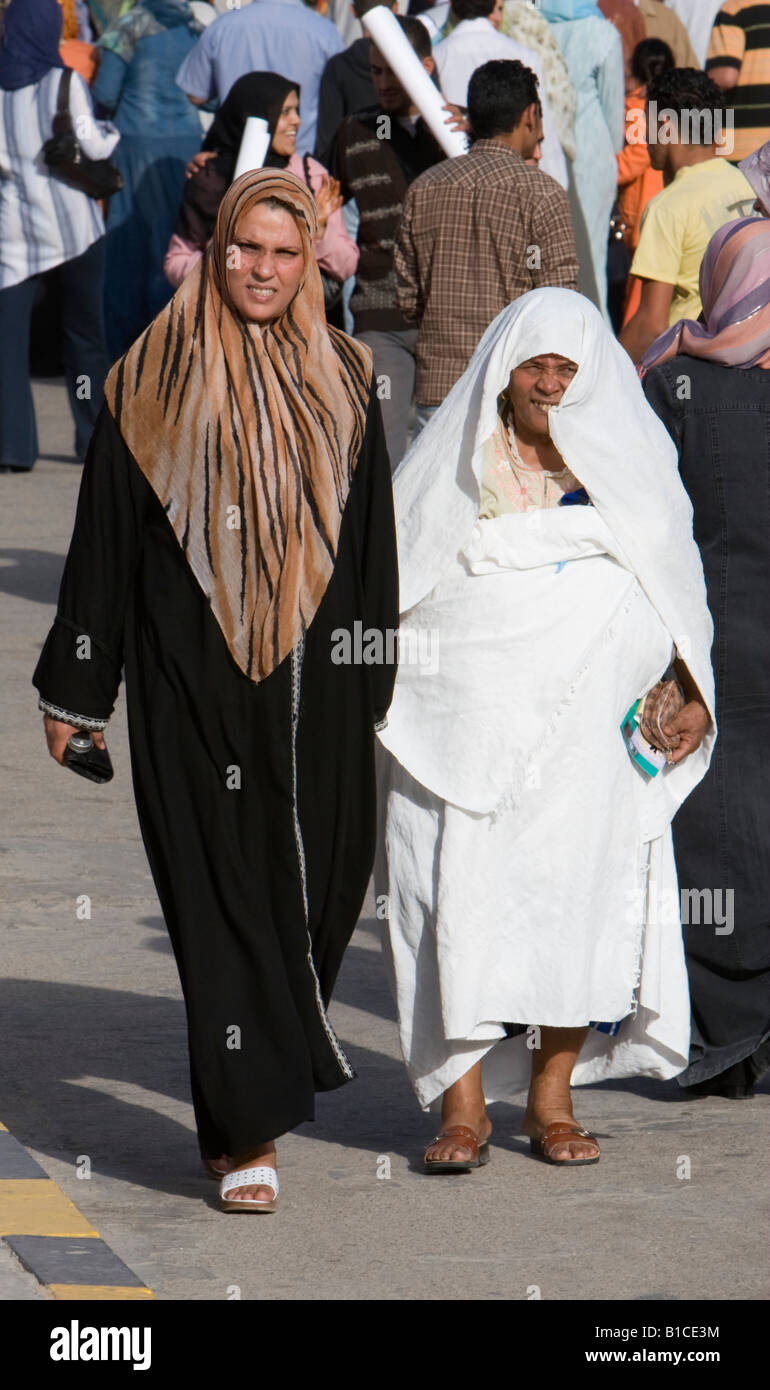 Tripoli, Libyen, Nordafrika. Libysche Frauen am internationalen Fachmesse. Kleidungsstil, Modern auf Links, traditionelle rechts. Stockfoto