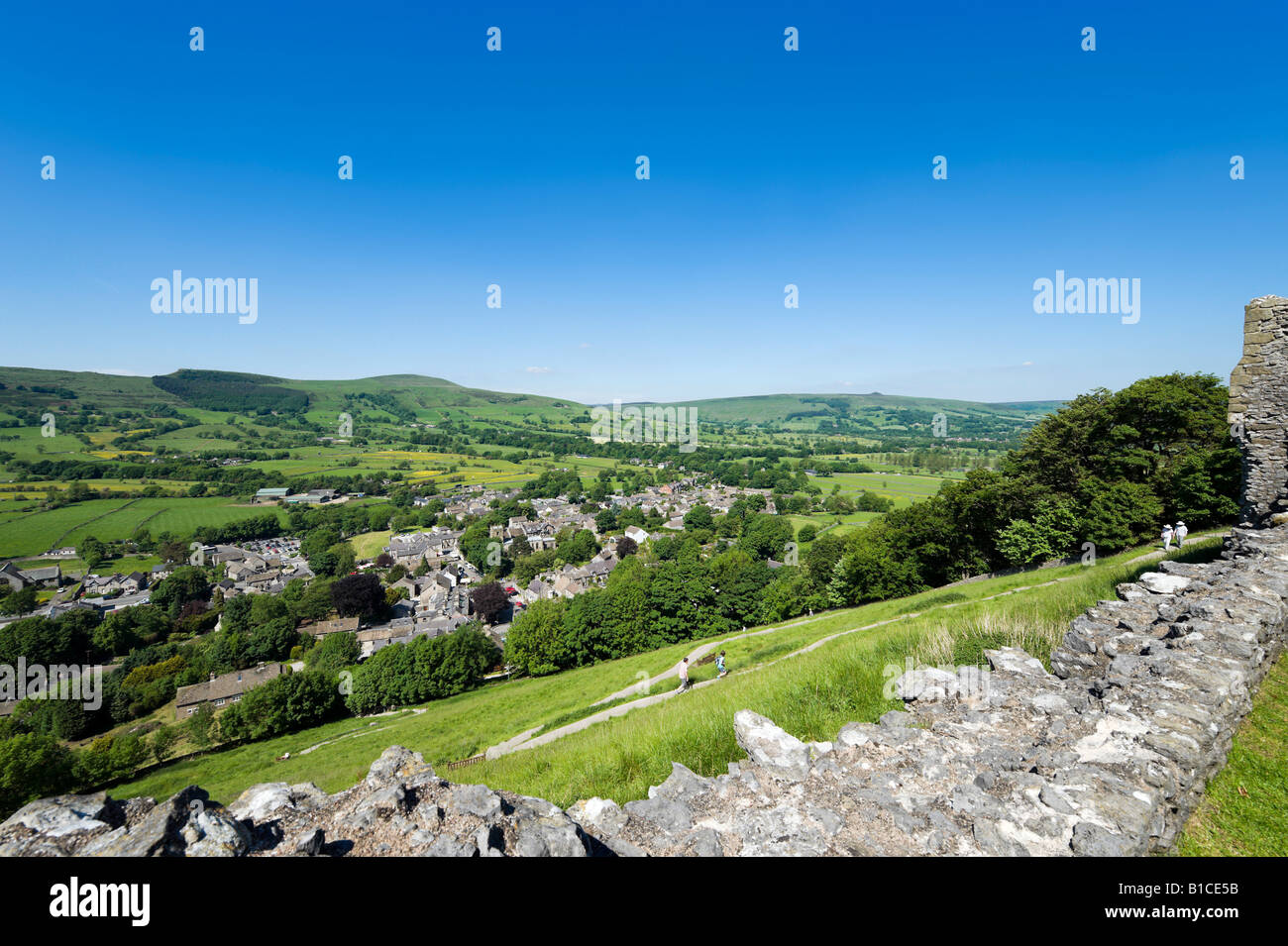 Blick von den Mauern des Schlosses Peveril über Dorf Castleton, Peak District, Derbyshire, England, Vereinigtes Königreich Stockfoto