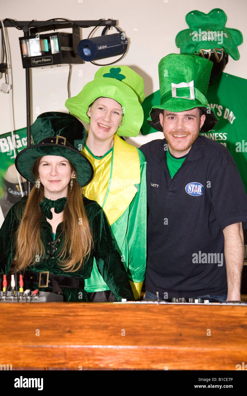 Drei Menschen posieren, verkleidet feiern St. Patricks Day Stockfoto