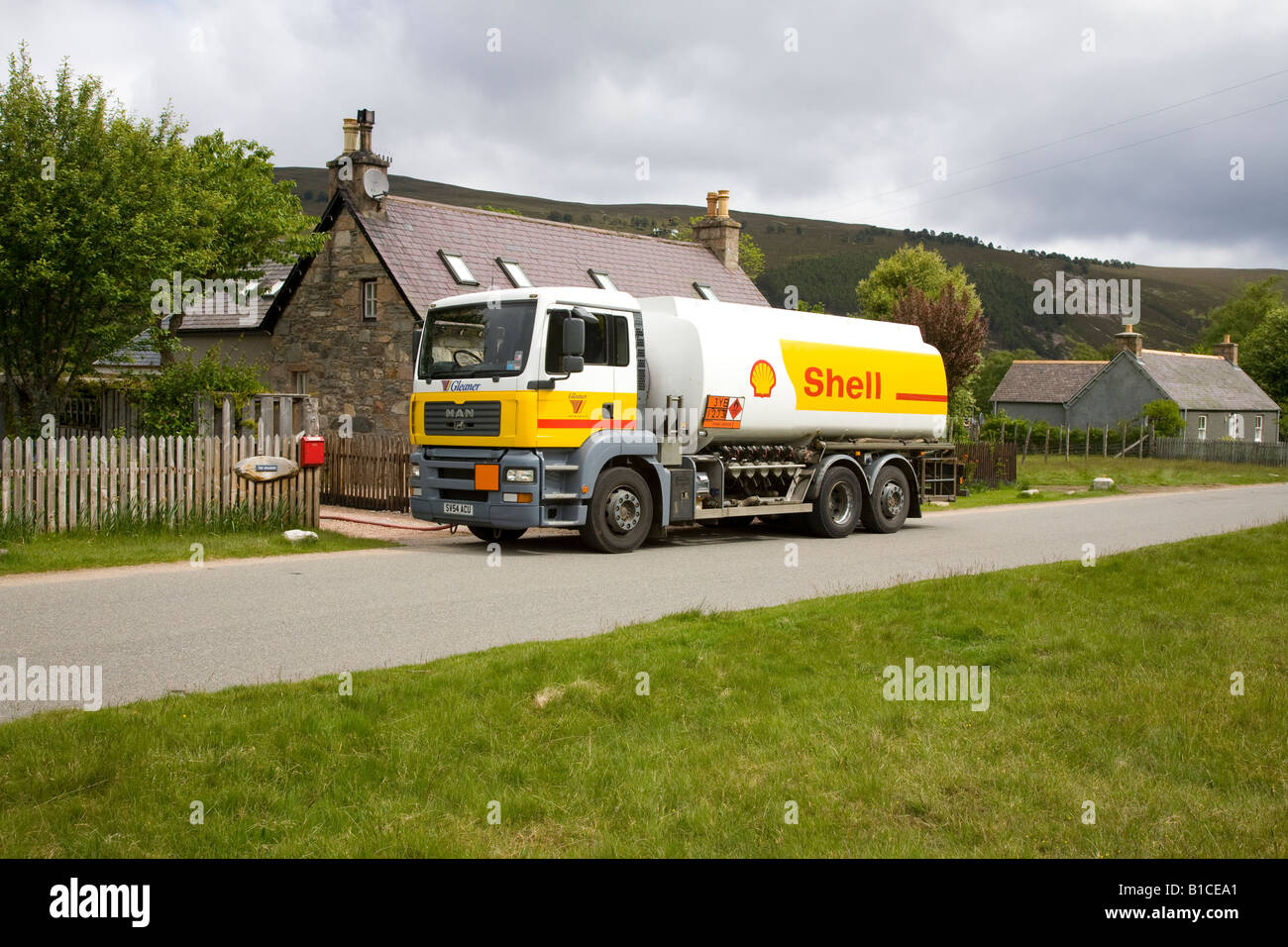 Gleaner Shell Scottish Rural Fuel Lieferung an Remote Cottage. MAN Diesel Tanker in Braemar, Aberdeenshire, Schottland, Großbritannien Stockfoto