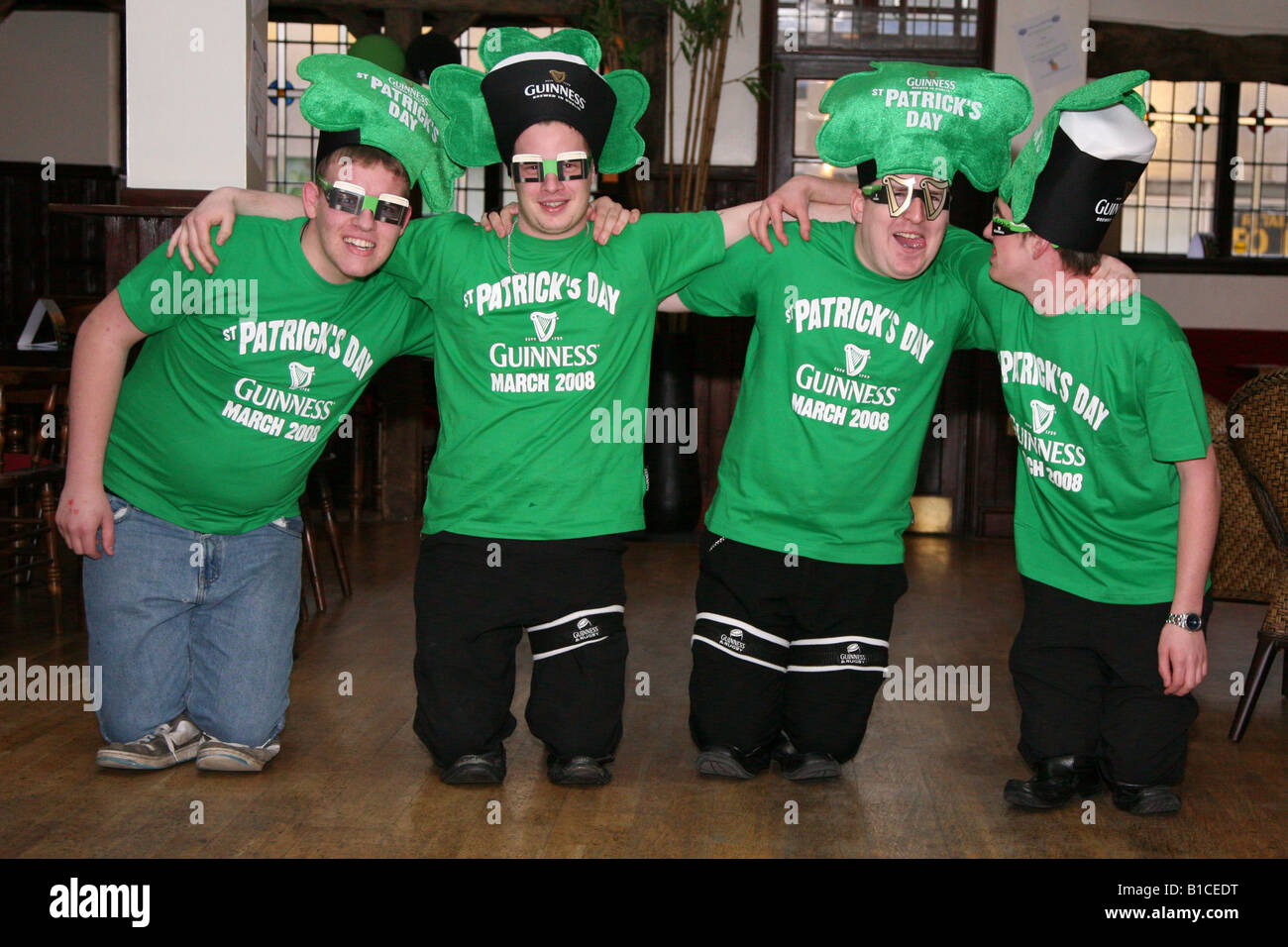 Vier Männer verkleidet, tanzen am St. Patricks Day Stockfoto