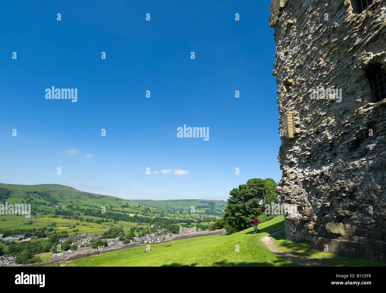 Peveril Schloß und Blick über Castleton, Peak District, Derbyshire, England, Vereinigtes Königreich Stockfoto