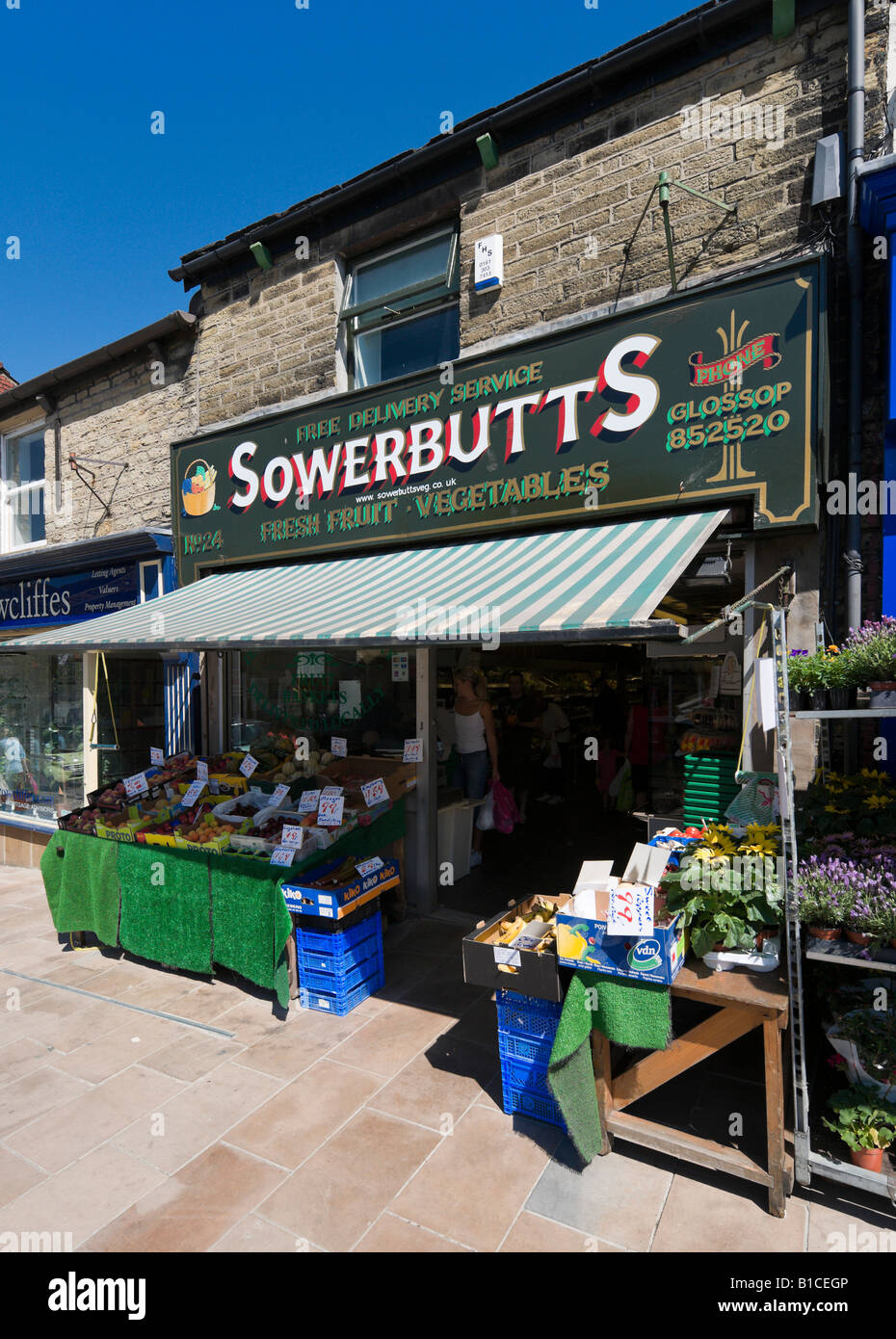 Gemüsehändler Shop im Stadtzentrum, Glossop, Peak District in Derbyshire, England, Vereinigtes Königreich Stockfoto