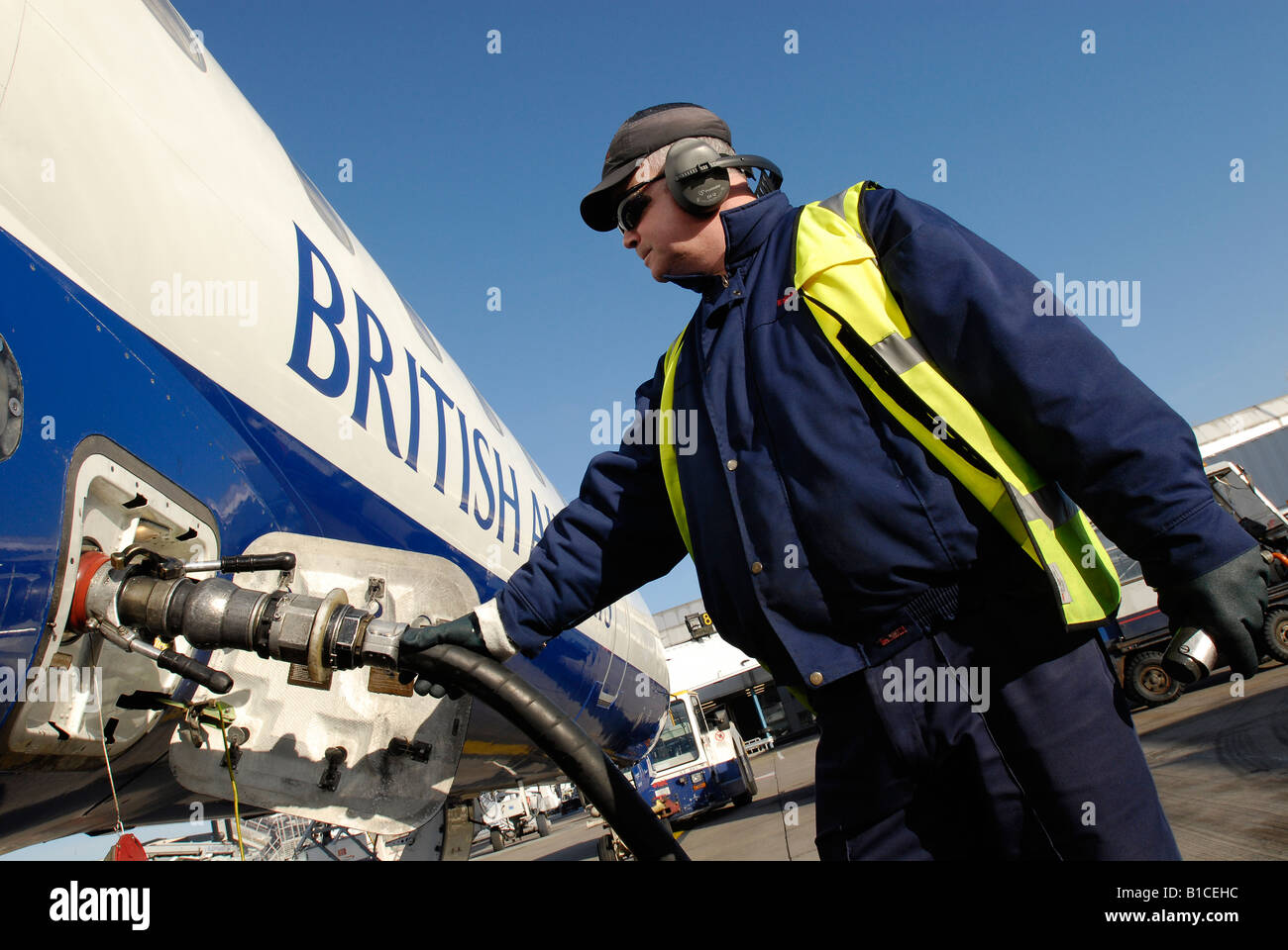 Techniker Betankung Flugzeuge Stockfoto