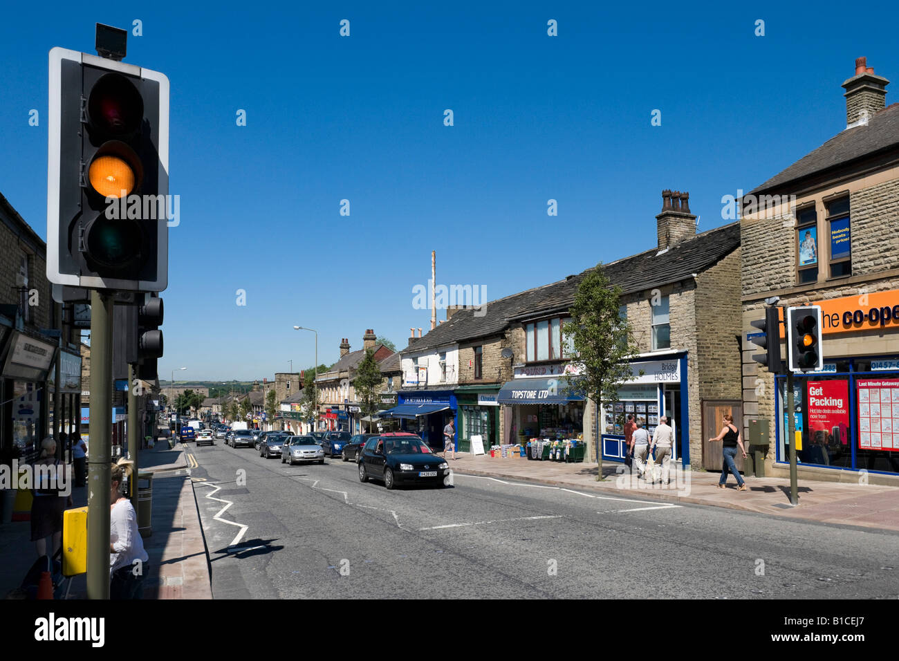 Fußgängerüberweg und Geschäfte auf der High Street in der Stadt-Zentrum, Glossop, Peak District, Derbyshire, England, Vereinigtes Königreich Stockfoto