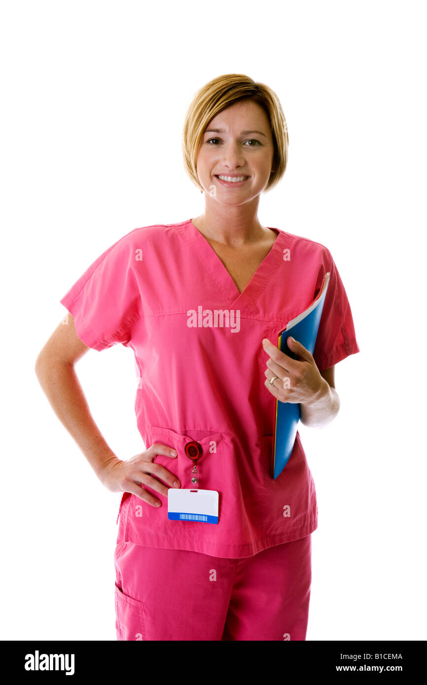 Eine hübsche junge Frau in roten Krankenschwestern scheuert sich, hält ein Stethoskop und lächelnd. Stockfoto