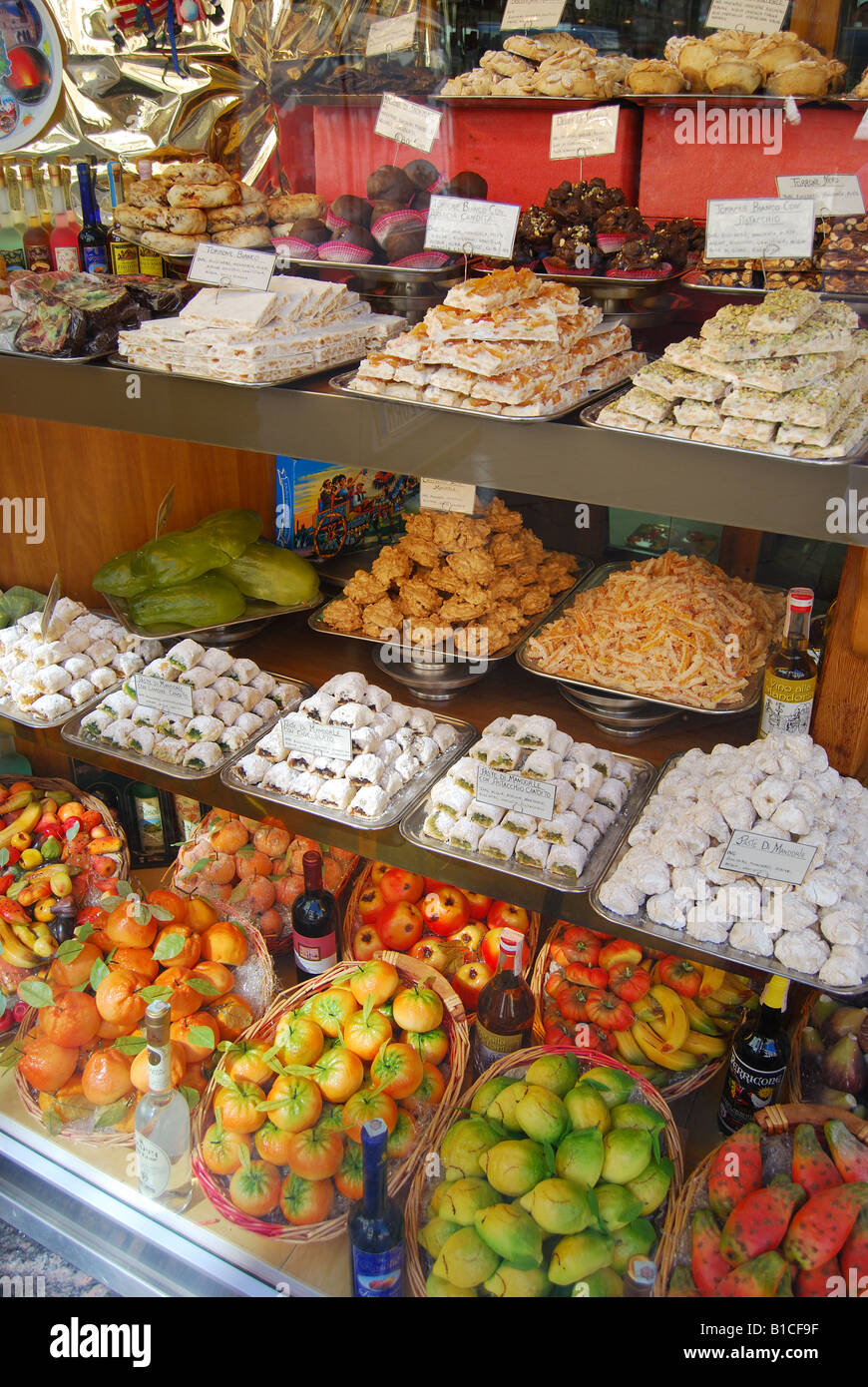 Kuchen in der Patisserie Fenster, Taormina, Provinz Messina, Sizilien, Italien Stockfoto