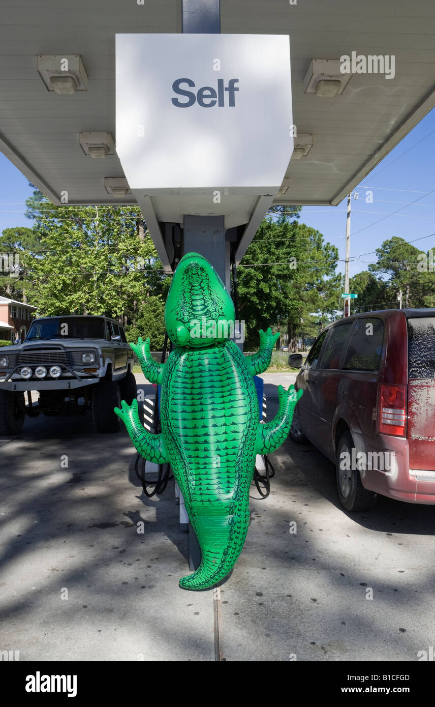 Selbstbedienung Krokodil ziert die Pumpen an North Florida Tankstelle Stockfoto