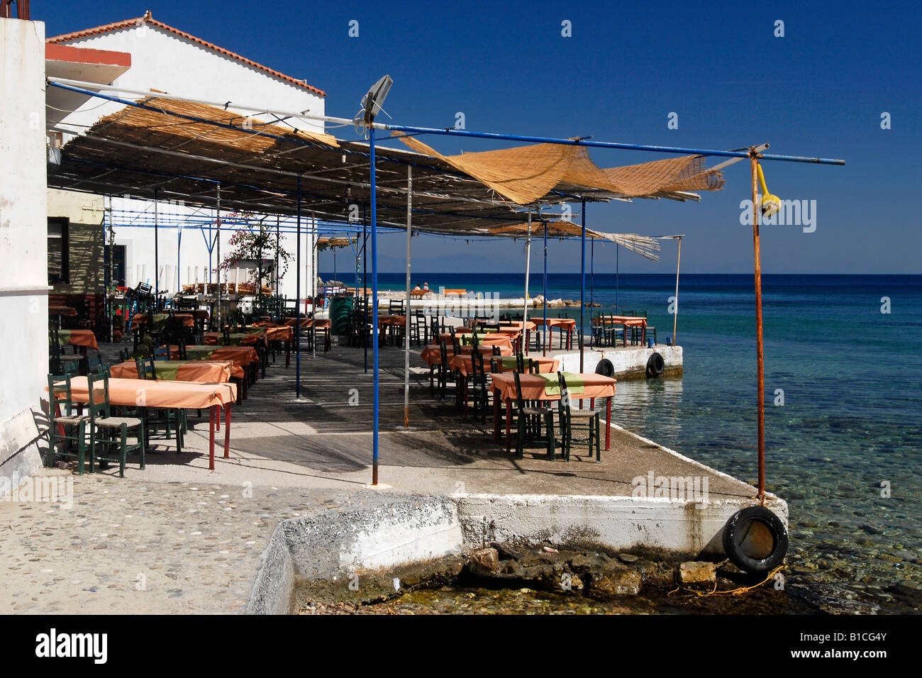 Taverne direkt am Meer in dem Dorf Avlakia auf der Insel Samos in Griechenland. Stockfoto