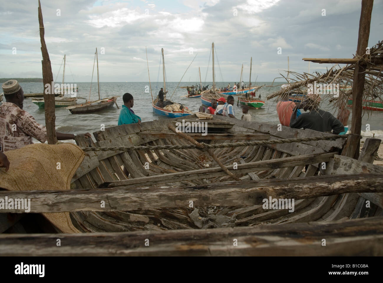 Blick auf einen alten Dhau unter Reparatur auf festgemachten Boote in den Hafen von Mocímboa da Praia, Mosambik Stockfoto