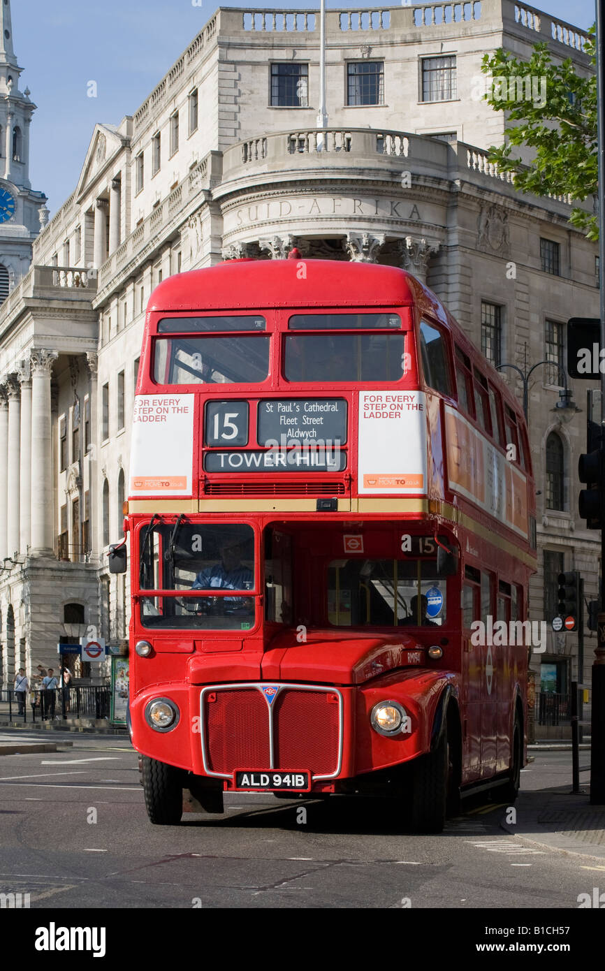 Nr. 15 Routemaster Bus. Trafalgar Square, London, England Stockfoto