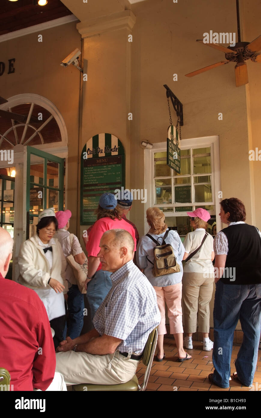 USA Louisiana LA New Orleans post-Katrina Cafe Du Monde berühmt für heiße Krapfen und Café au Lait Kaffee Stockfoto