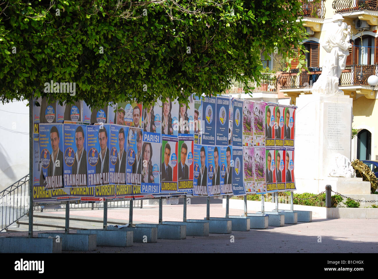 Politische Plakate im Quadrat, Giardini Naxos, Provinz Messina, Sizilien, Italien Stockfoto