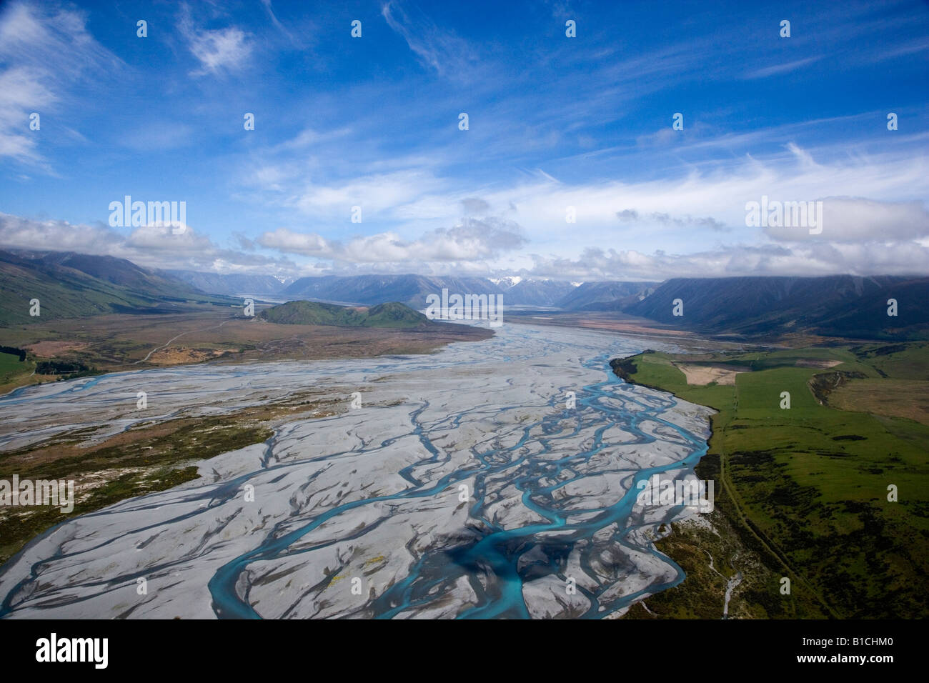 Panorama Luftbild von Türkis geflochtenes Waimakariri Fluss von oben Wolken läuft durch Arthur's Pass in Canterbury Südinsel Neuseeland Stockfoto